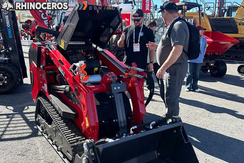 تجذب الجرافة الانزلاقية Rhinoceros KS1000 والرافعة الشوكية KS627 الزوار في معرض CONEXPO 2026